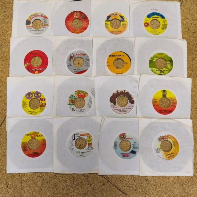 Sale! DJs und Reggae & Dancehall Fans aufgepasst. Vinyl Schatz! Ca. 900 x 7 Inch Singles (90er /2000er Pressungen). #jamaicapressungen #reggaemusic #rootsanddancehall #vinyldeals #schallplattenmünchen - bei Interesse PN