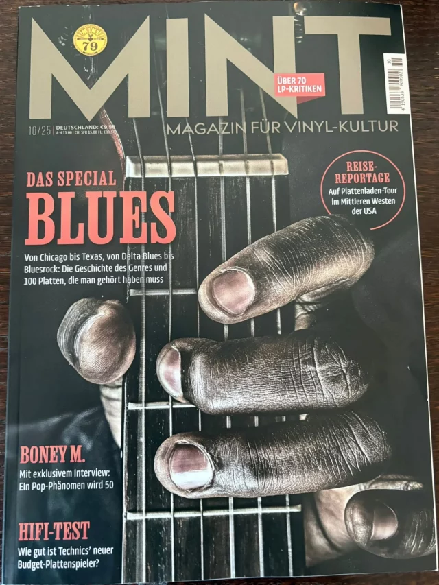 🎸 Blues-Legenden und Vinyl-Kultur 🎶
Das neueste MINT-Magazin hat es in sich! In dieser Ausgabe dreht sich alles um das legendäre Blues-Genre – von Chicago bis Texas, von Delta Blues bis Bluesrock. 🌍🔥 Taucht ein in die Geschichte des Blues und entdeckt 100 Platten, die man gehört haben muss. 🎧

🔍 Zusätzlich: Ein exklusives Interview mit Boney M. – das Pop-Phänomen feiert sein 50-jähriges Jubiläum! Und für alle HiFi-Fans gibt’s einen Test des neuesten Technics Plattenspielers. 📀🎶
#MintMagazin #Blues #Vinyl #BoneyM #Technics #Plattenliebhaber #MusikKultur #HiFiTest #mintinstore #timeforvinyl #vinyldeals #schallplattenmünchen #secondmusicandfun #enjoyvinyl